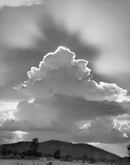 Wolkenhülle des Himmels mit silberner Bahn am Nachmittag, Indien 1940er.