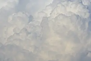 Drucke von Himmelwolken in einer leichten Bewölkung, Cumulus-Formationen treiben auf einem blauen Hintergrund Humilis Drucke: Wolkenformation aus Cumulus-Wolken