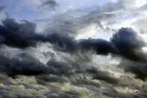 Drucke von Wolken (Cumulus), Regenwolken, Gewitterwolken, nahender Gewitterschauer. Brandenburg, Berlin Humilis Drucke: Wolken (Cumulus), Regenwolken, Gewitterwolken