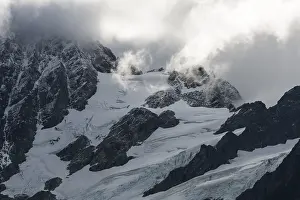 Snow Capped Mountains USA Drucke: Clouds over glaciers with snow