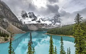 Banff National Park Landscape Drucke: Clouds hanging between the mountain peaks