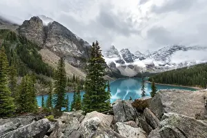 Rocky Mountains Nature Reserve Drucke: Clouds hanging between the mountain peaks