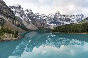 Rocky Mountains Nature Reserve Drucke: Clouds hanging between mountain peaks