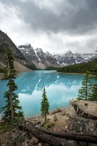 Rocky Mountains Canada Drucke: Clouds hanging between mountain peaks