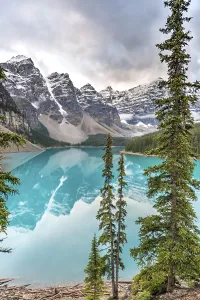 Banff National Park Landscapes Drucke: Clouds hanging between mountain peaks