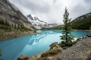 Rocky Mountains Landscape Photography Drucke: Clouds hanging between mountain peaks