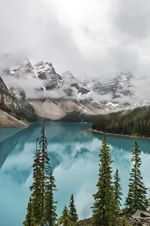 Rocky Mountains Nature Reserve Drucke: Clouds hanging between the mountain peaks