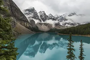 Moraine Lake Reflections Drucke: Clouds hanging between the mountain peaks