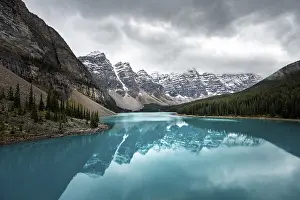 Moraine Lake Reflections Drucke: Clouds hanging between mountain peaks