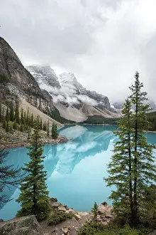 Moraine Lake Reflections Drucke: Clouds hanging between mountain peaks