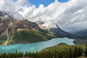 Banff National Park Alberta Drucke: Clouds hanging in mountain peaks
