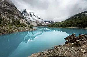 Rocky Mountains Landscape Photography Drucke: Clouds hanging between mountain peaks