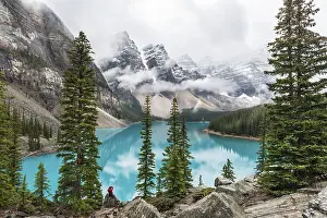Banff National Park Landscapes Drucke: Clouds hanging between the mountain peaks