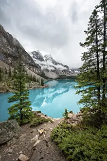 Moraine Lake Reflections Drucke: Clouds hanging between mountain peaks