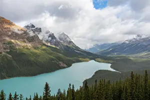 Tourist Attraction In Canada Drucke: Clouds hanging in mountain peaks