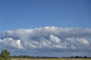 European Coastal View Drucke: Clouds above the lagoon landscape