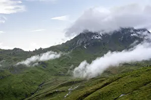 Mountainous Region Switzerland Drucke: Clouds move around mountain peaks