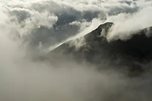 Cloud Covered Mountains Drucke: Clouds moving in, wispy clouds
