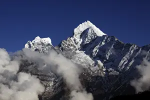 Snow Capped Mountains Asia Drucke: Clouds in front of Mt. Kangtega and Mt