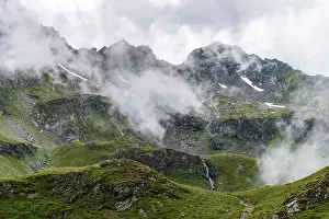 Mountainous Rural Landscape Drucke: Clouds passing over a mountain ridge