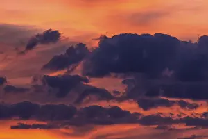 Full Frame Evening Sky Drucke: Clouds at the red evening sky after sunset
