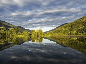 Wolken werden im See gespiegelt.