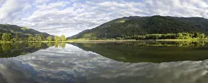 Bilder Datiert 13. Juni 2024: Wolken werden im See gespiegelt.