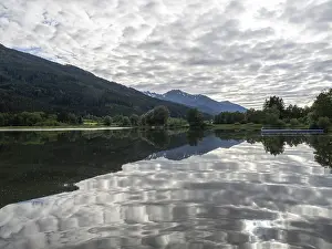Drucke von Wolken werden im See, Gaishorner See, Gaishorn am See, Paltental, Steiermark, Österreich Verwandte Bilder Drucke: Wolken spiegeln sich im See.