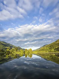Drucke von Wolken werden im See gespiegelt, Gaishorner See am Abendlicht, Gaishorn am See, Paltental, Steiermark, Österreich Verwandte Bilder Drucke: Wolken werden im See gespiegelt.
