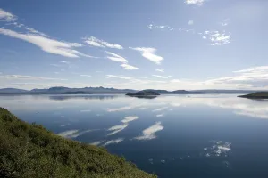 Mountainous European Landscape Drucke: Clouds reflected in the Pingvallavatn lake
