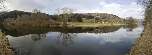 Bilder Datiert 9. März 2024: Wolken werden im Fluss gespiegelt.