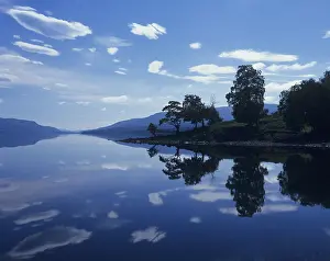 Scottish Lake Scenery Drucke: Clouds reflected in on the surface of Loch Ranoch