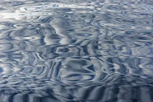 Clouds On Water Drucke: Clouds reflected on the surface of the sea