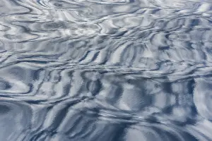 Blue Wave Pattern Drucke: Clouds reflected on the surface of the sea