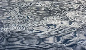 Blue Wave Pattern Drucke: Clouds reflected on the surface of the sea