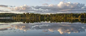 Atmospheric Light Scenery Drucke: Clouds reflected on the water surface