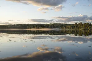 Evening Atmosphere In Nature Drucke: Clouds reflected on the water surface