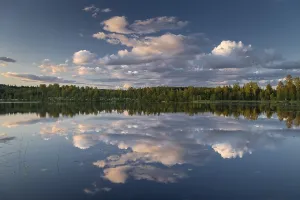 Scandinavian Cloud Landscapes Drucke: Clouds reflected on the water surface