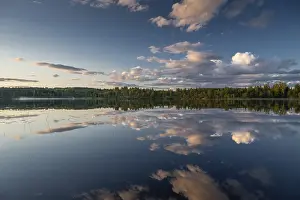 Scandinavian Evening Mood Drucke: Clouds reflected on the water surface