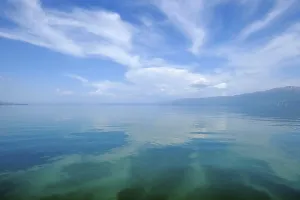 Drucke von Wolken auf der Wasseroberfläche, See Ohrid, Pogradec, Region Korça, Albanien See Drucke: Wolken, die in der Wasseroberfläche spiegeln.
