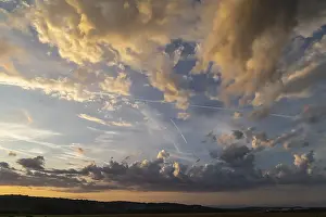 Overcast European Sky Drucke: Clouds in the sky, dramatic cloud atmosphere shortly in front of sunrise