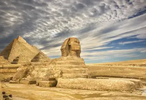 North African Landmarks Drucke: Clouds over Sphinx and pyramids in Cairo, Egypt
