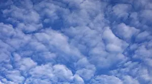 Cloudy Sky Europe Drucke: Cloudscape of altocumulus clouds