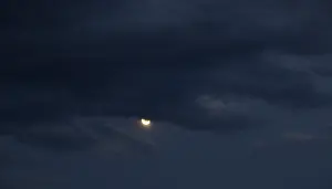 Dark Evening Sky Drucke: Cloudscape with full moon at dusk