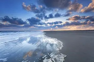 Deserted Morning Scene Drucke: Cloudscape reflected in sea at sunrise