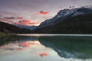 Banff National Park Views Drucke: Cloudy atmosphere on Two Jack Lake