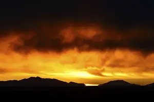 Potosi Drucke: Wolkenbewölkter Himmel bei Sonnenuntergang, Salar de Uyuni.