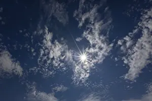 Overcast Sky Atmosphere Drucke: Cloudy sky with altocumulus clouds and sun rays