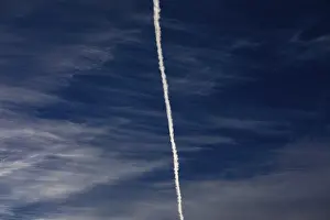 Cloudy Weather Conditions Drucke: Cloudy sky with contrails, cirrus clouds or feather clouds