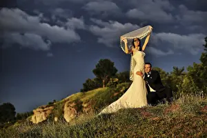 Bride And Groom Kiss Drucke: Cloudy sky and wedding couple